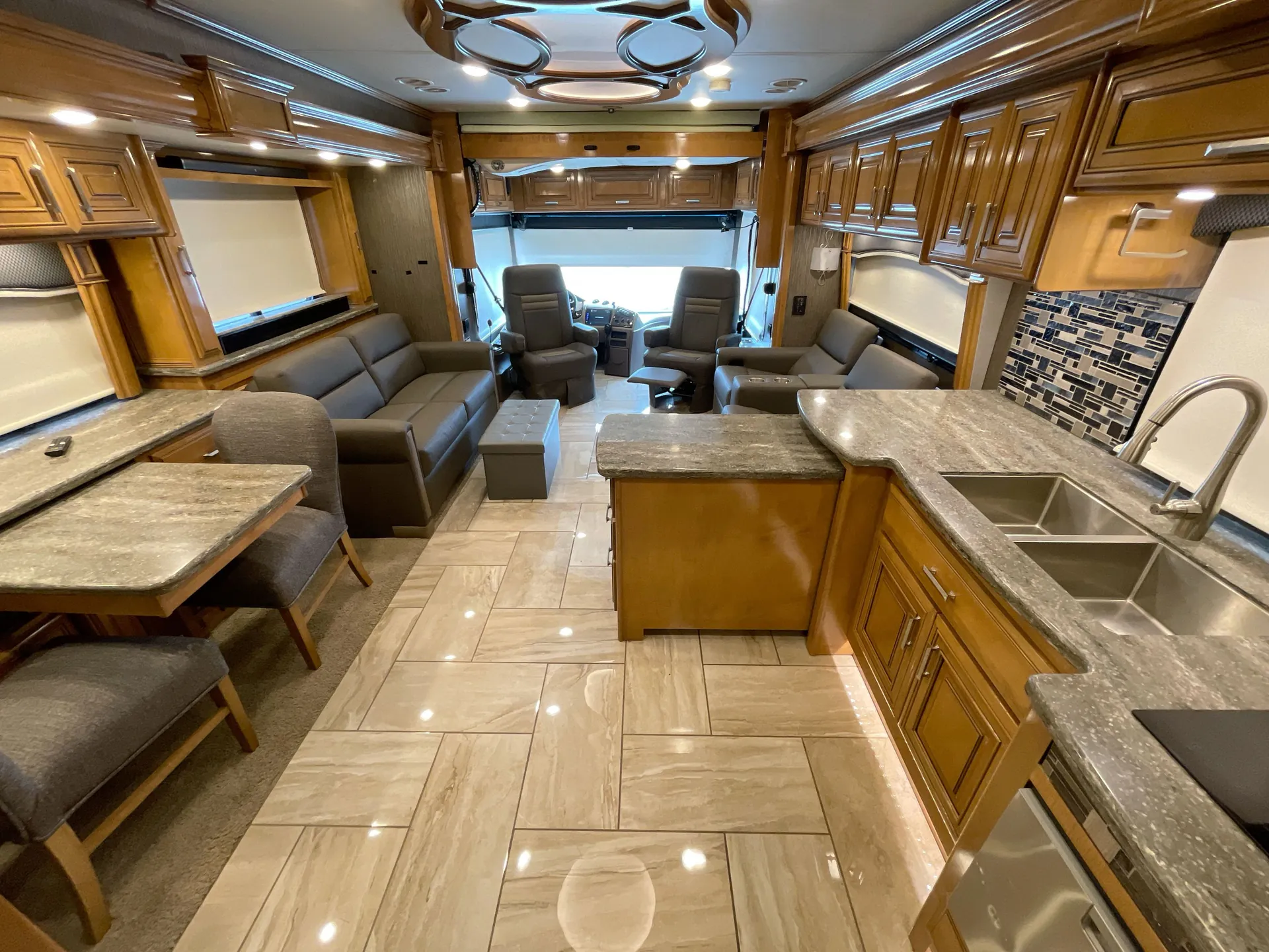 2019 Thor Motor Coach Tuscany 40RT — backside