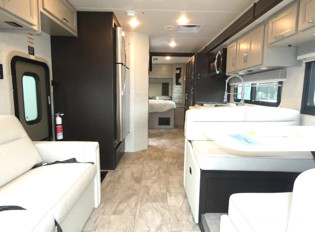 2026 Thor Motor Coach Magnitude GRAND L35 - Photo 3