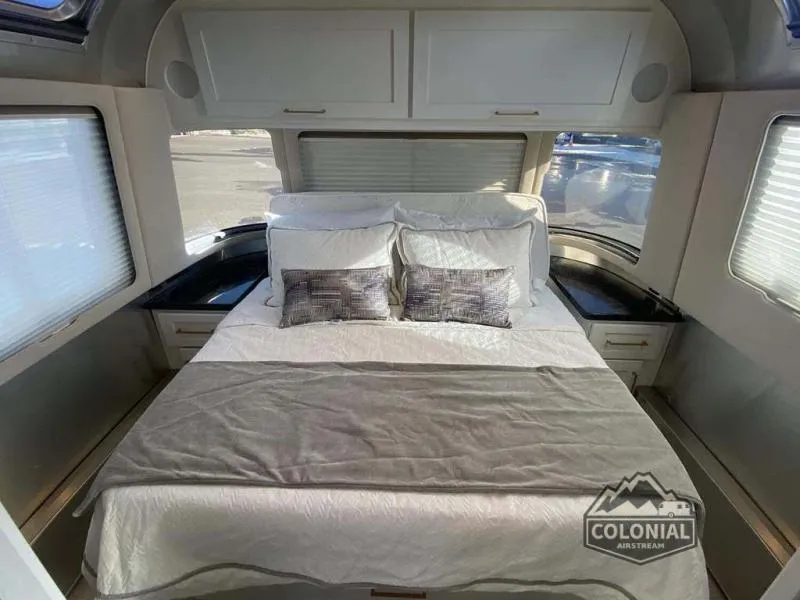 2021 Airstream Classic 33FB - Photo 3