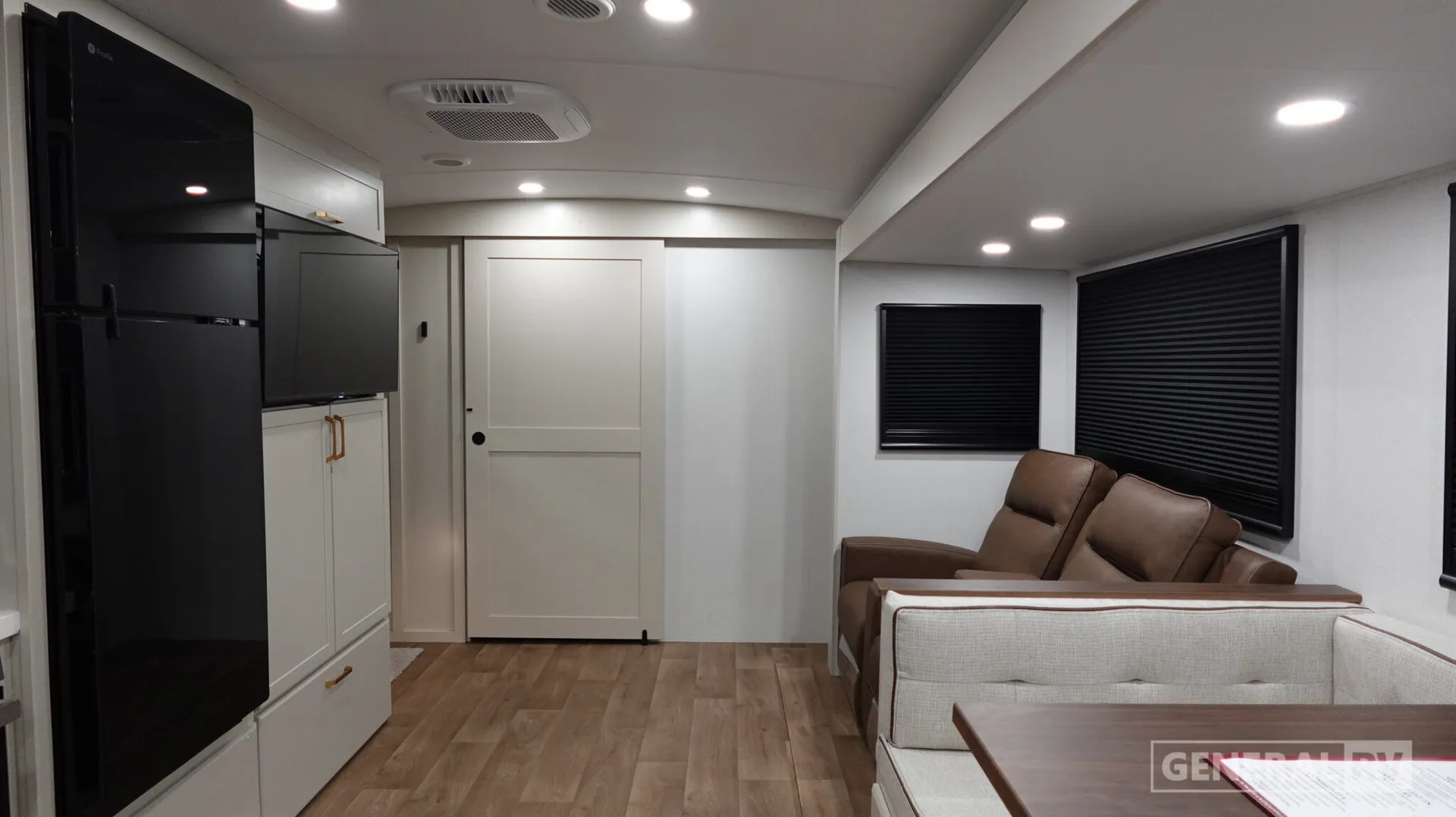 2027 Grand Design Imagine 2600RB - Photo 3