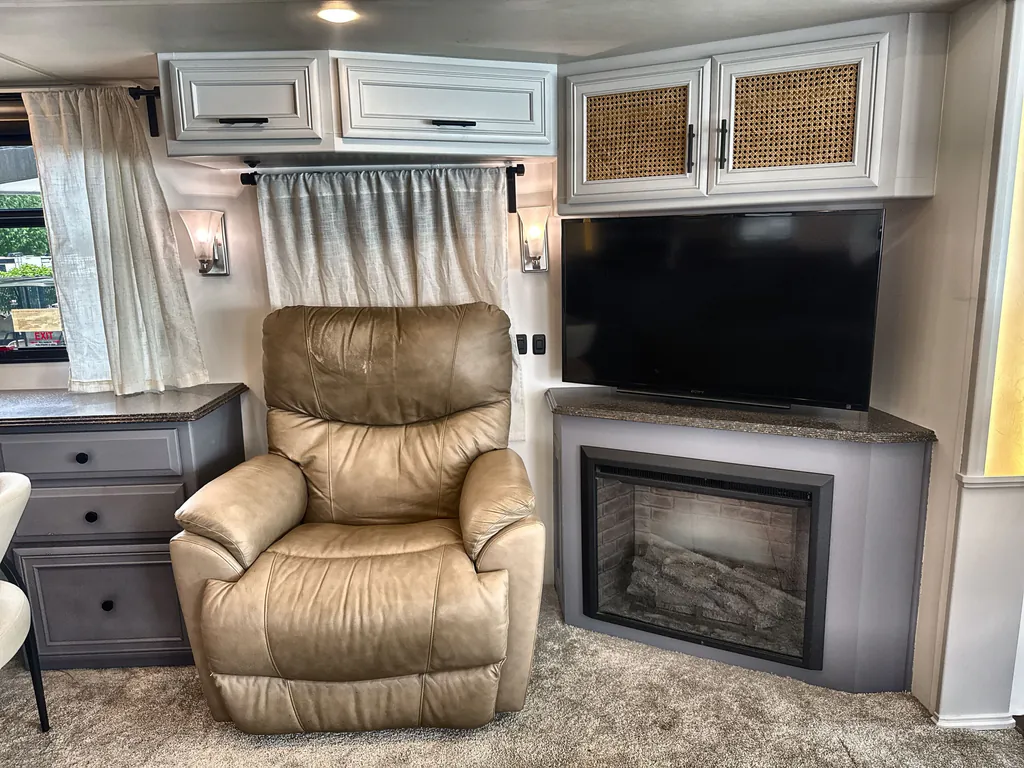 2015 Newmar Canyon Star 3914, Photos photo 13