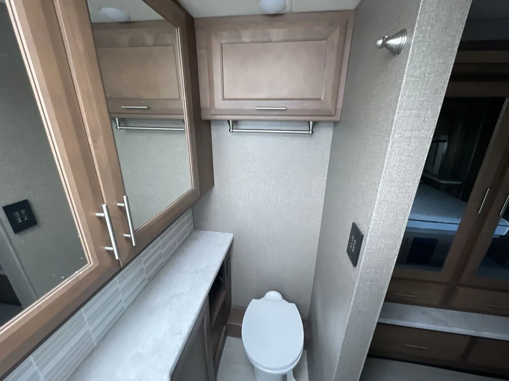 2022 Thor Motor Coach Magnitude RS36, Photos photo 15