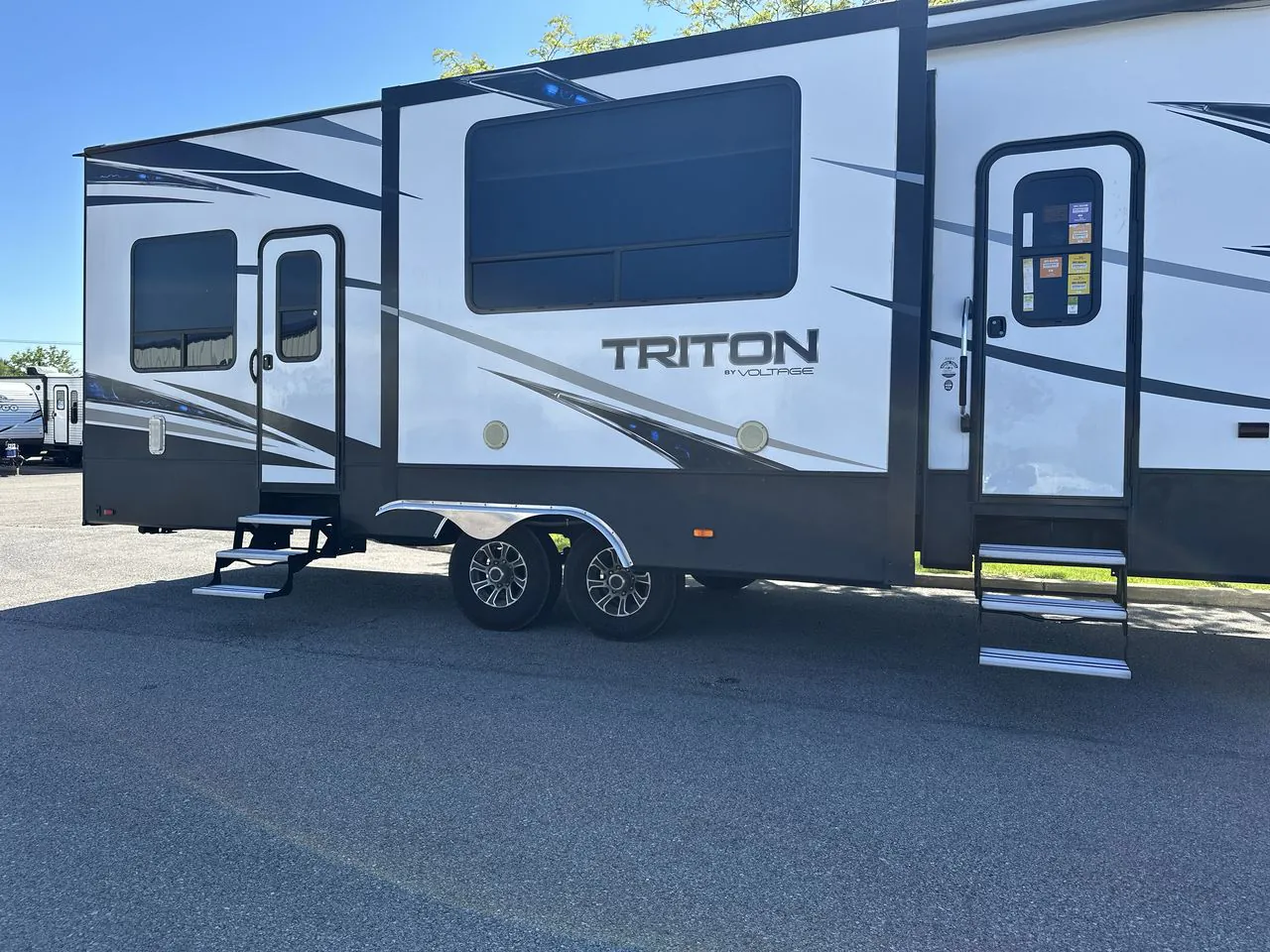 2018 Dutchmen Voltage Triton 3351 - Photo 3