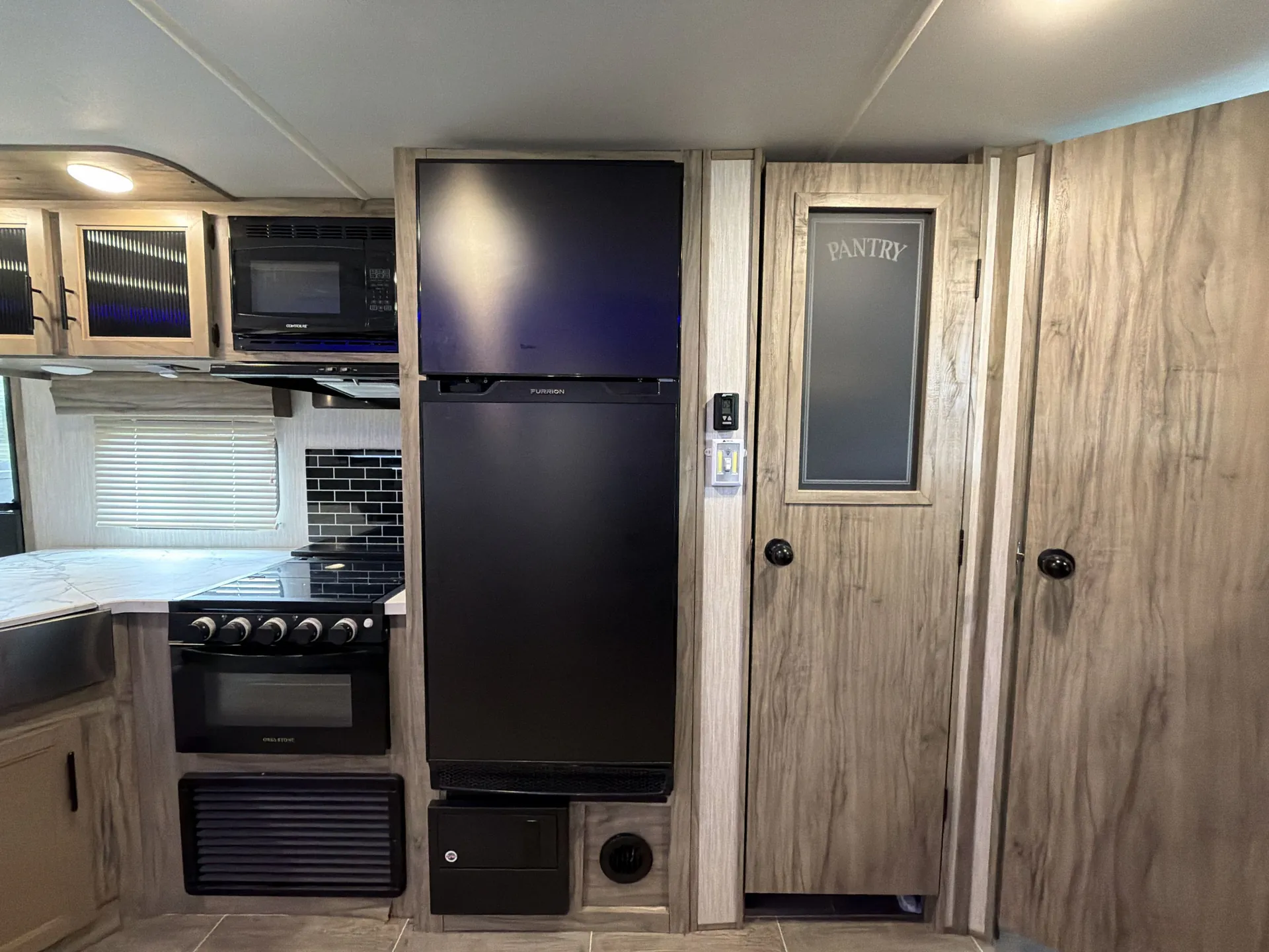 2021 Forest River Cherokee Alpha Wolf 26DBH-L — stove oven