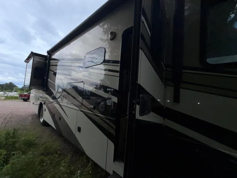 2015 Thor Motor Coach Miramar 34.1 - Photo 2