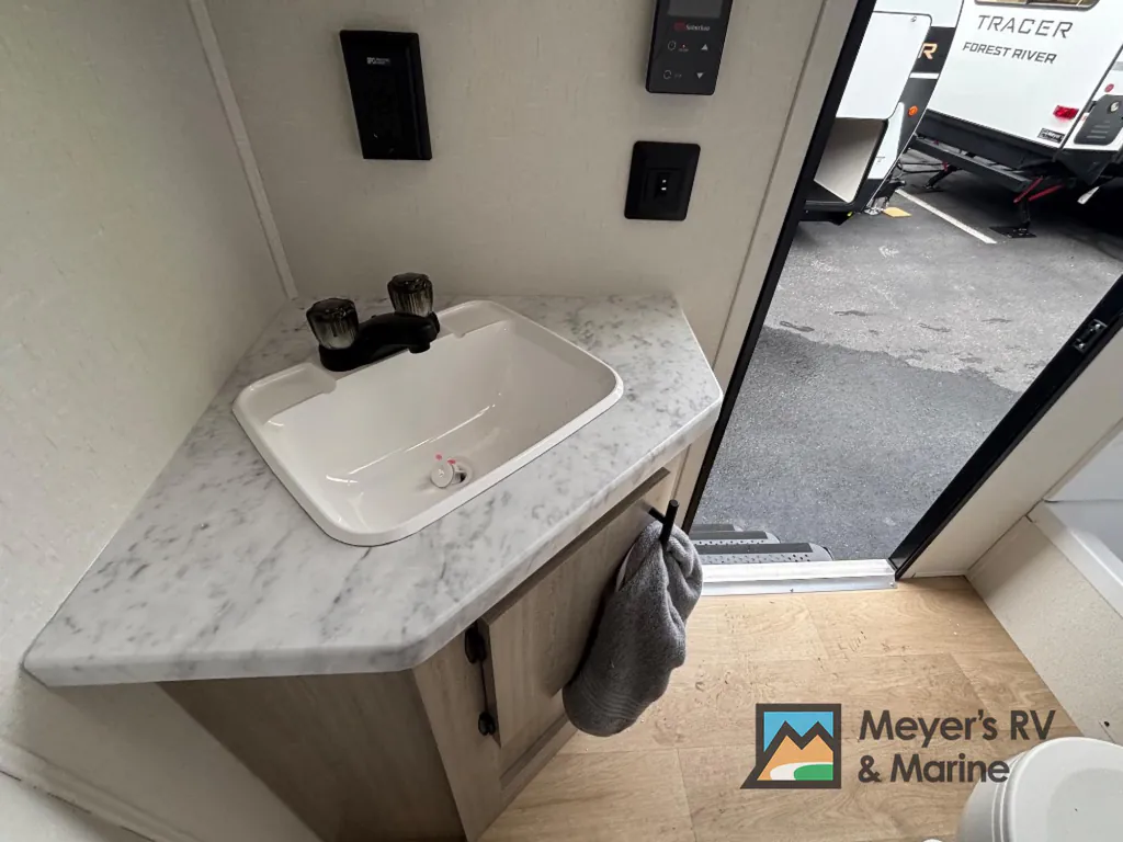 2027 East to West Della Terra 280BH, Photos photo 17
