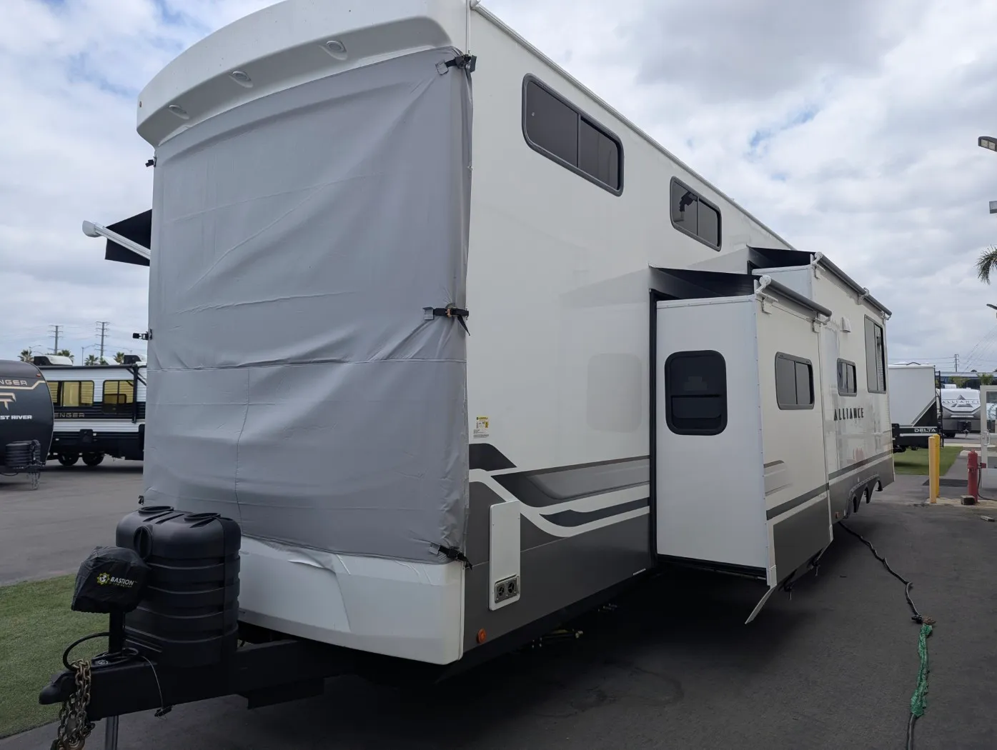 2027 Alliance RV Benchmark 44LFT - Photo 3