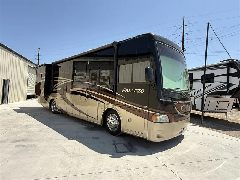 2014 Thor Motor Coach Palazzo 33.2 - Photo 2