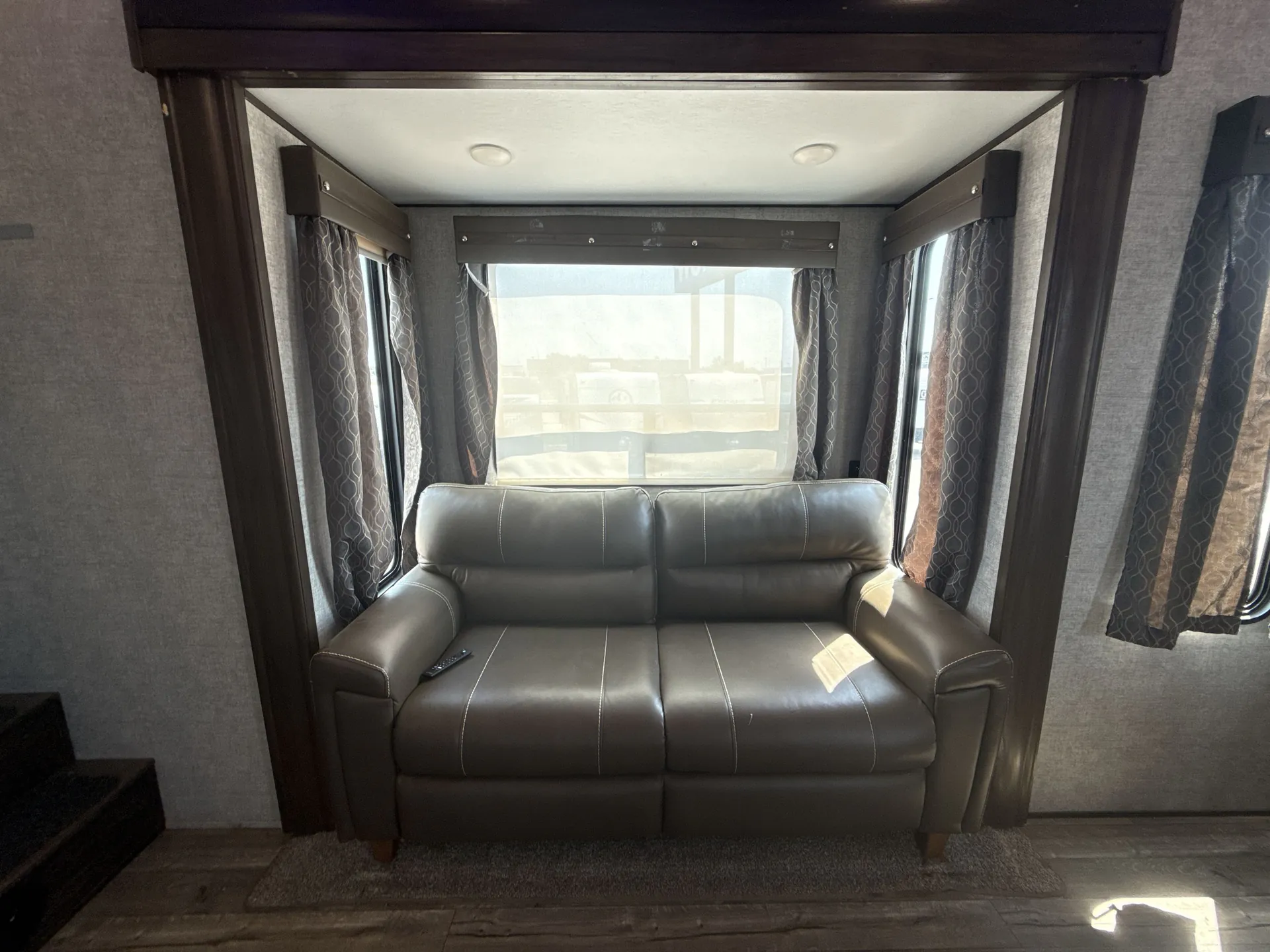 2018 Forest River Cherokee Arctic Wolf 305ML6 — living area main