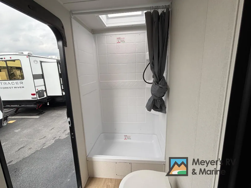 2027 East to West Della Terra 280BH, Photos photo 15