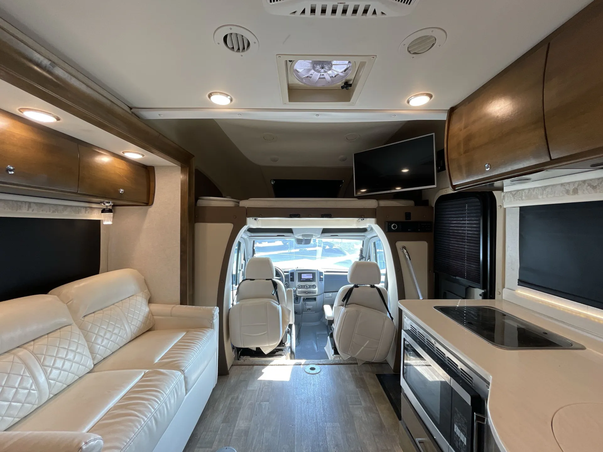 2019 Tiffin Wayfarer 24 BW dealer photo 3 from Camping World