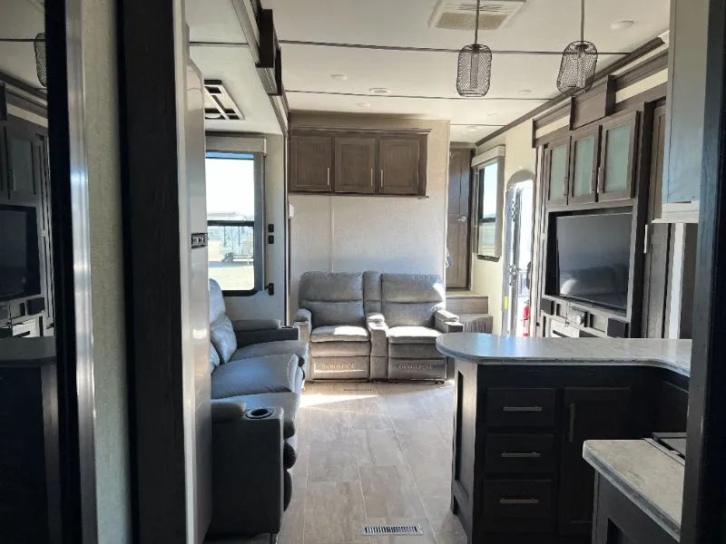 2019 Keystone Raptor 423, Photos photo 11