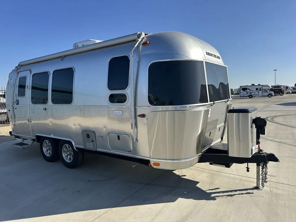 2025 Airstream Flying Cloud 23FB - Photo 2