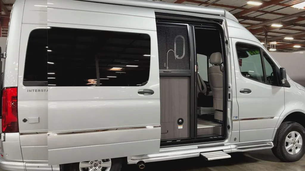 2023 Airstream Interstate 19 19 4X4 - Photo 3