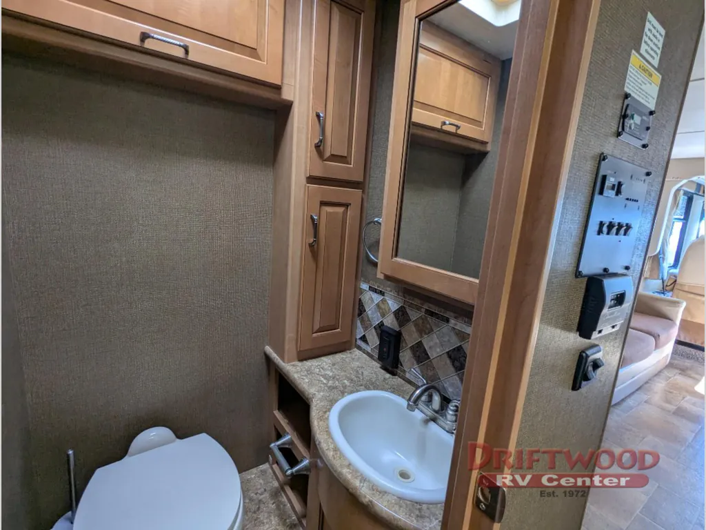 2016 Thor Motor Coach Hurricane 31S, Photos photo 29
