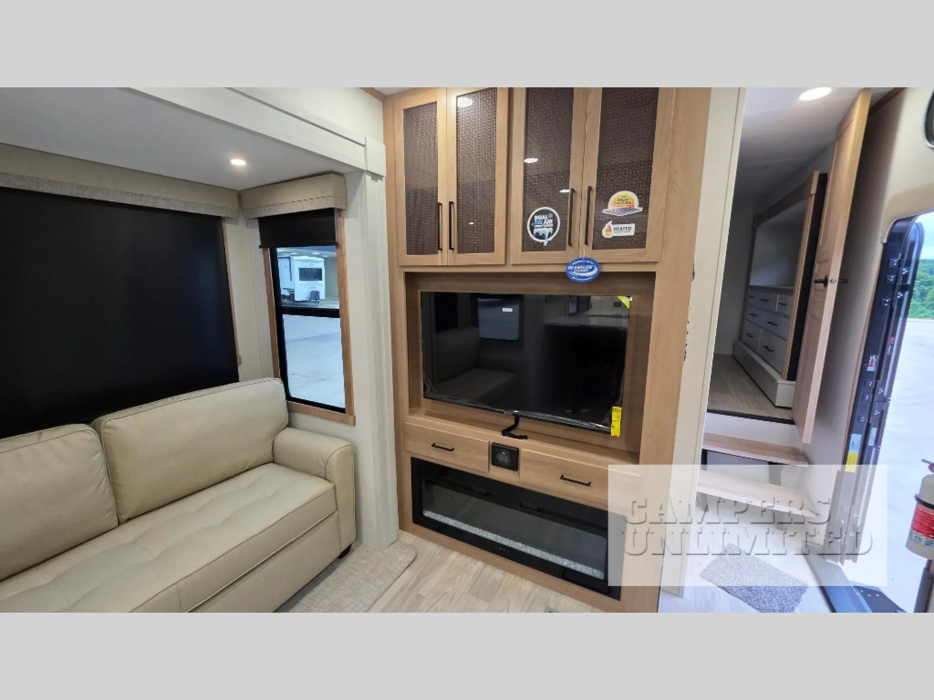 2026 Forest River Sandpiper 3800RK — Photo 6