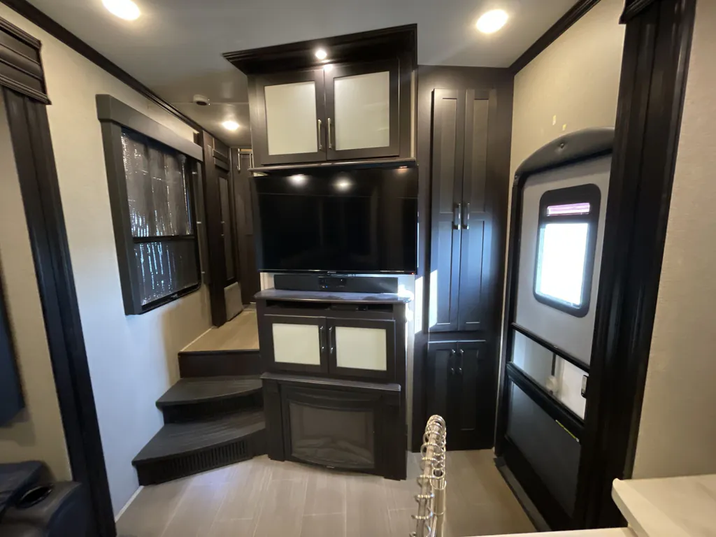 2026 Keystone Raptor 433, Photos photo 13