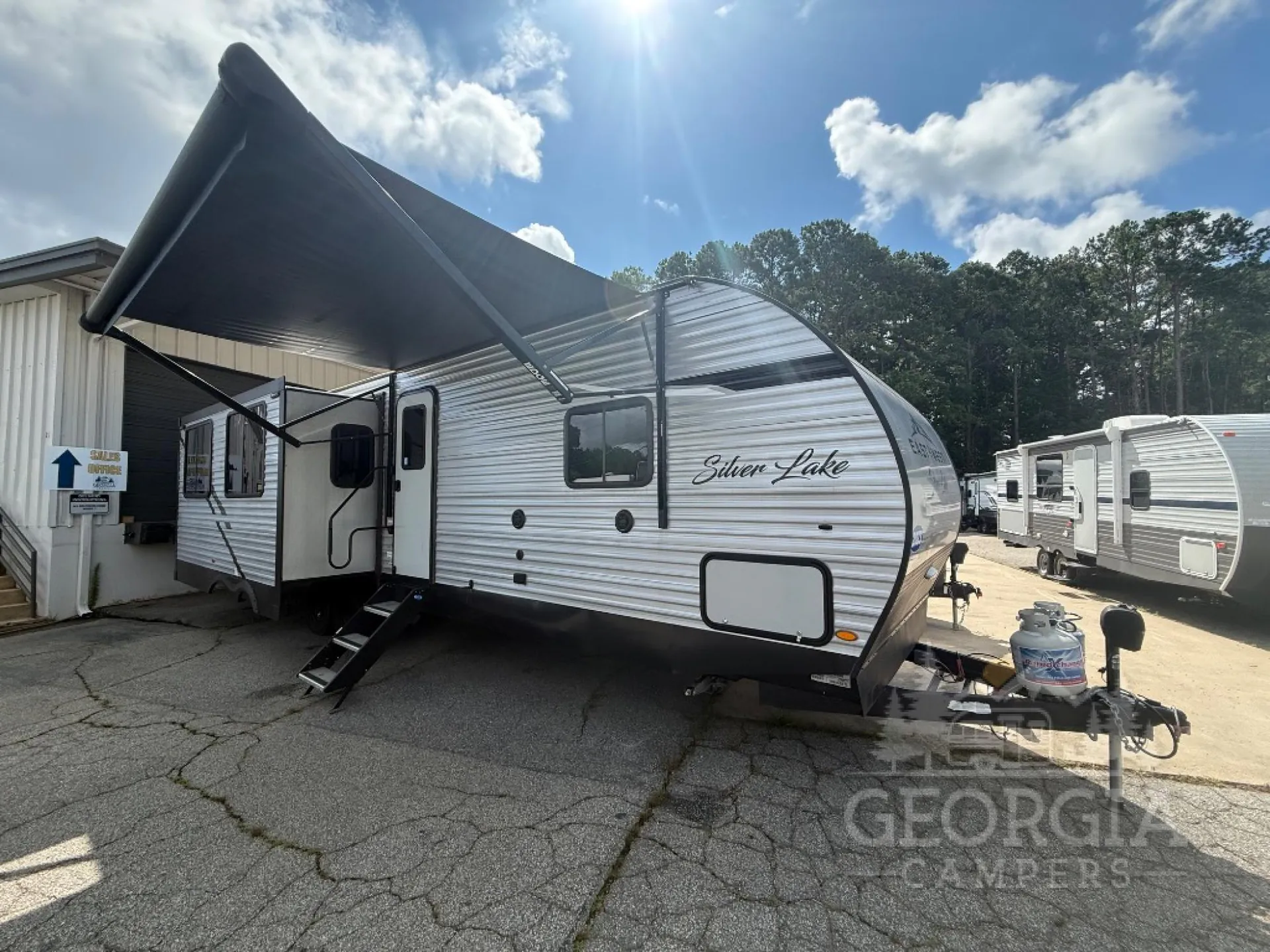 2023 East to West Silver Lake 29K2S dealer photo 7 from Georgia Campers
