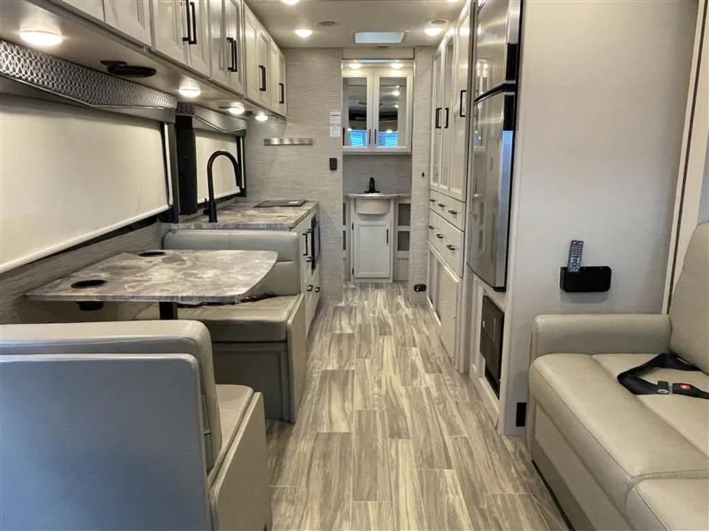 2021 Thor Motor Coach Axis 24.3, Photos photo 2