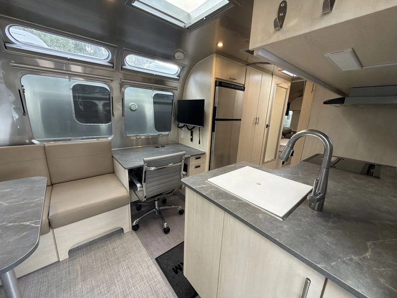 2025 Airstream Flying Cloud 27FB Twin - Photo 2