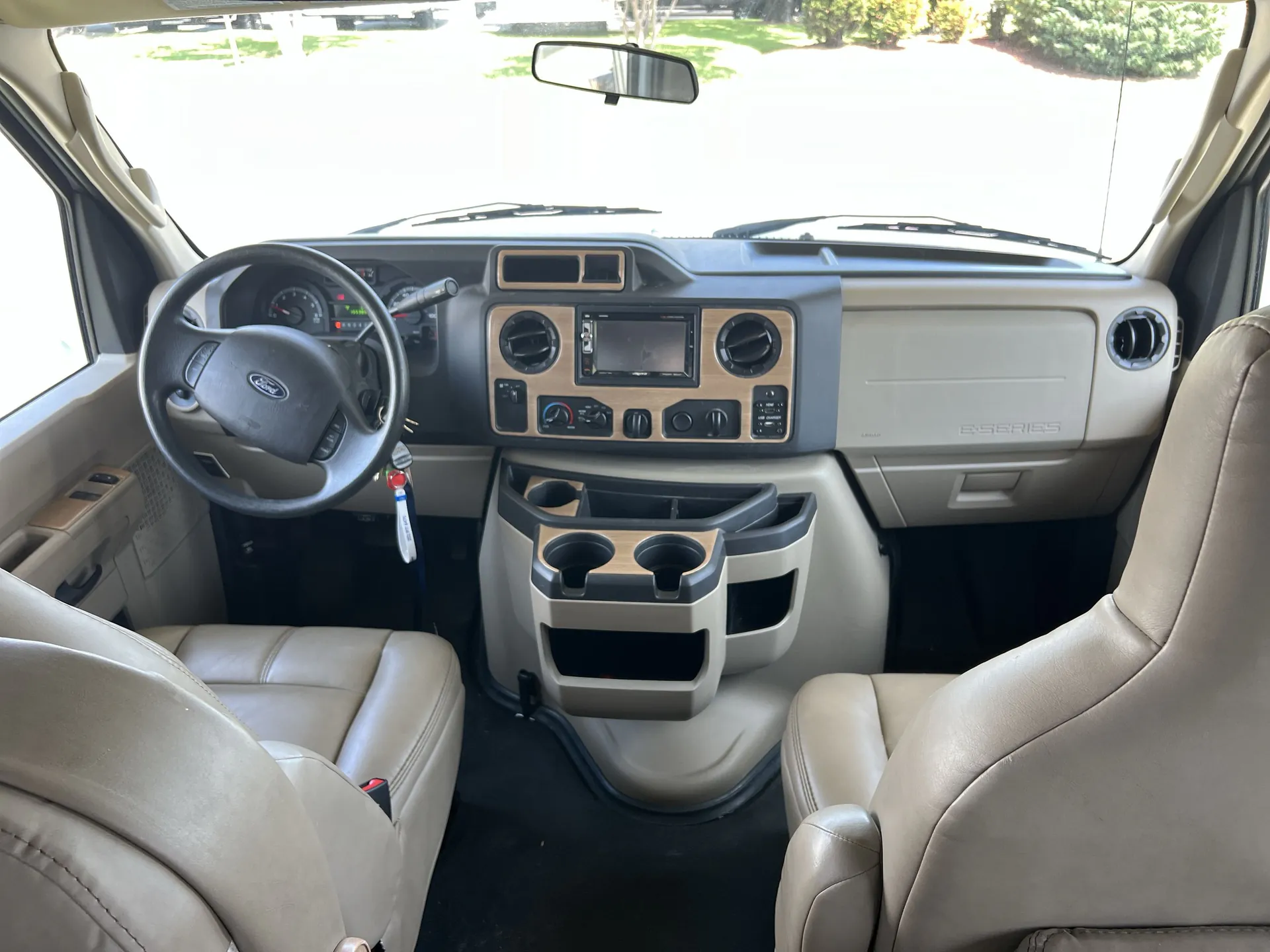 2019 Thor Motor Coach Chateau 26B - Photo 2