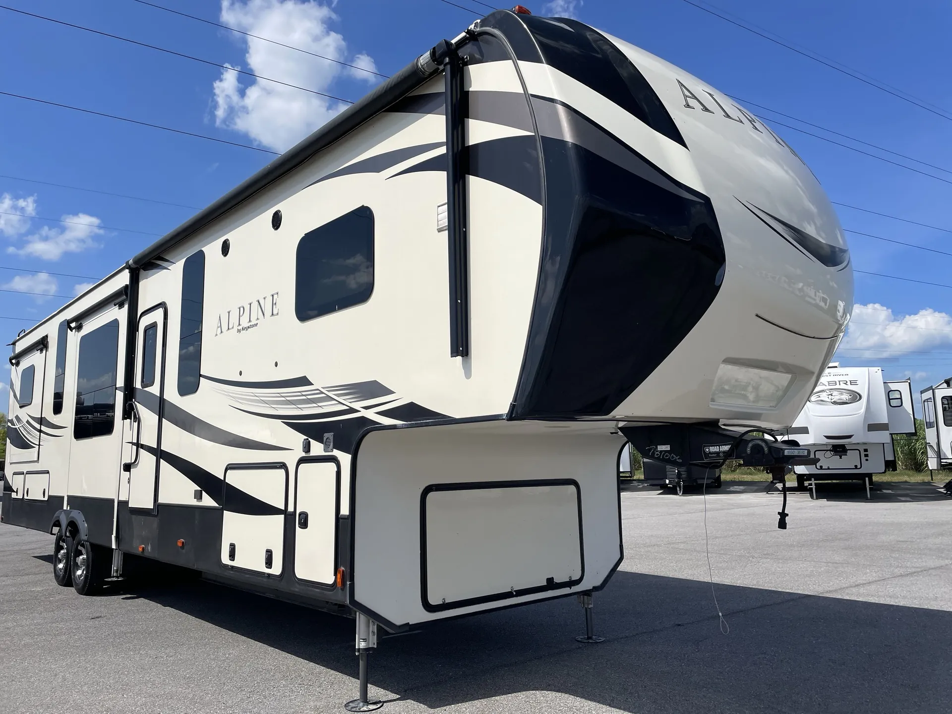 2019 Keystone Alpine 3851RD - Photo 2