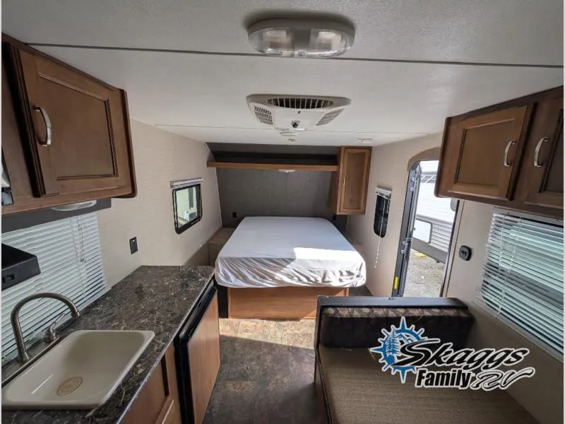 2016 Keystone RV Summerland Mini 1700FQ - Photo 4
