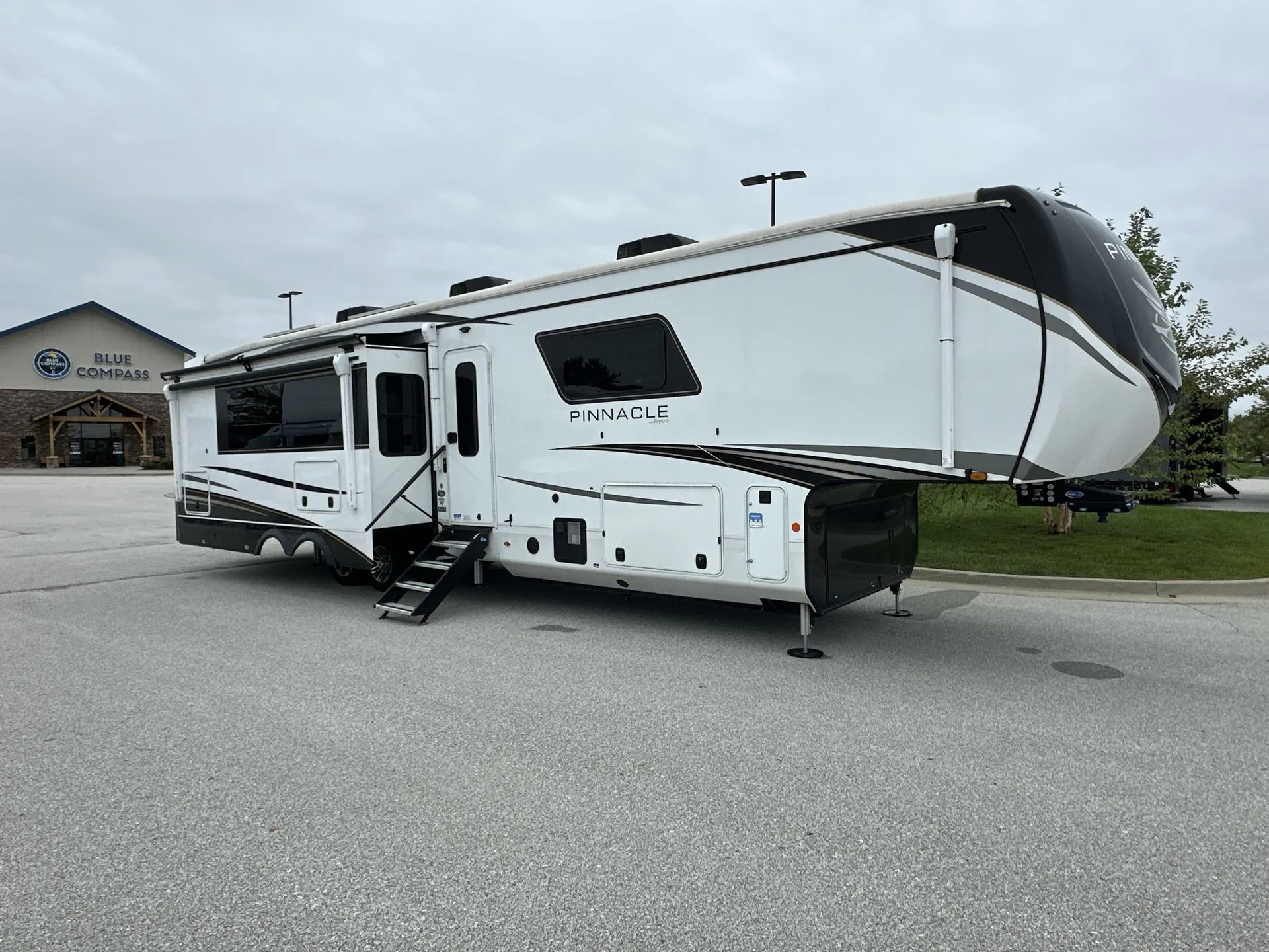 2025 Jayco Pinnacle 38FBRK - Photo 2