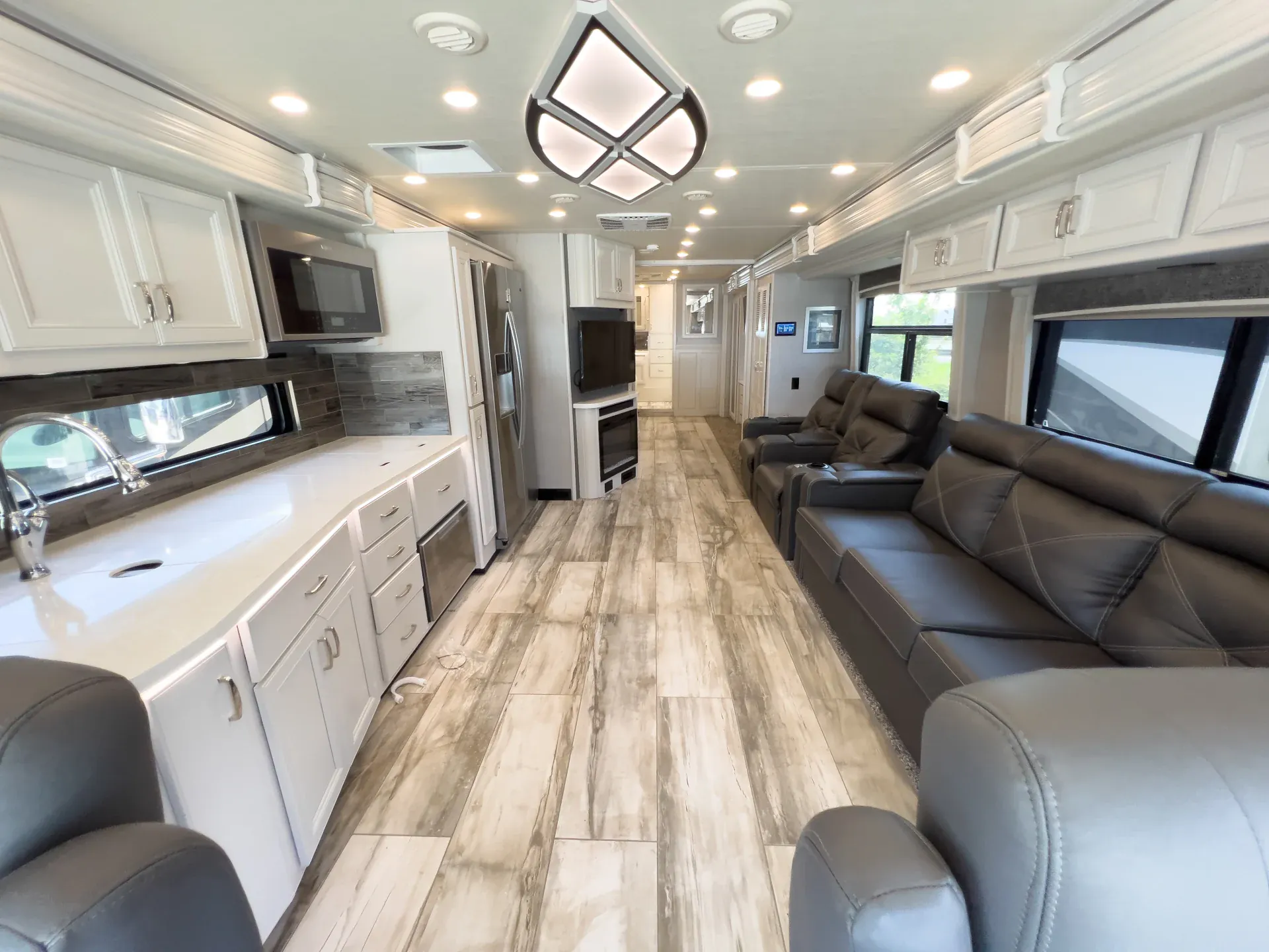 2022 Holiday Rambler Endeavor 38K dealer photo 4 from La Mesa RV Center