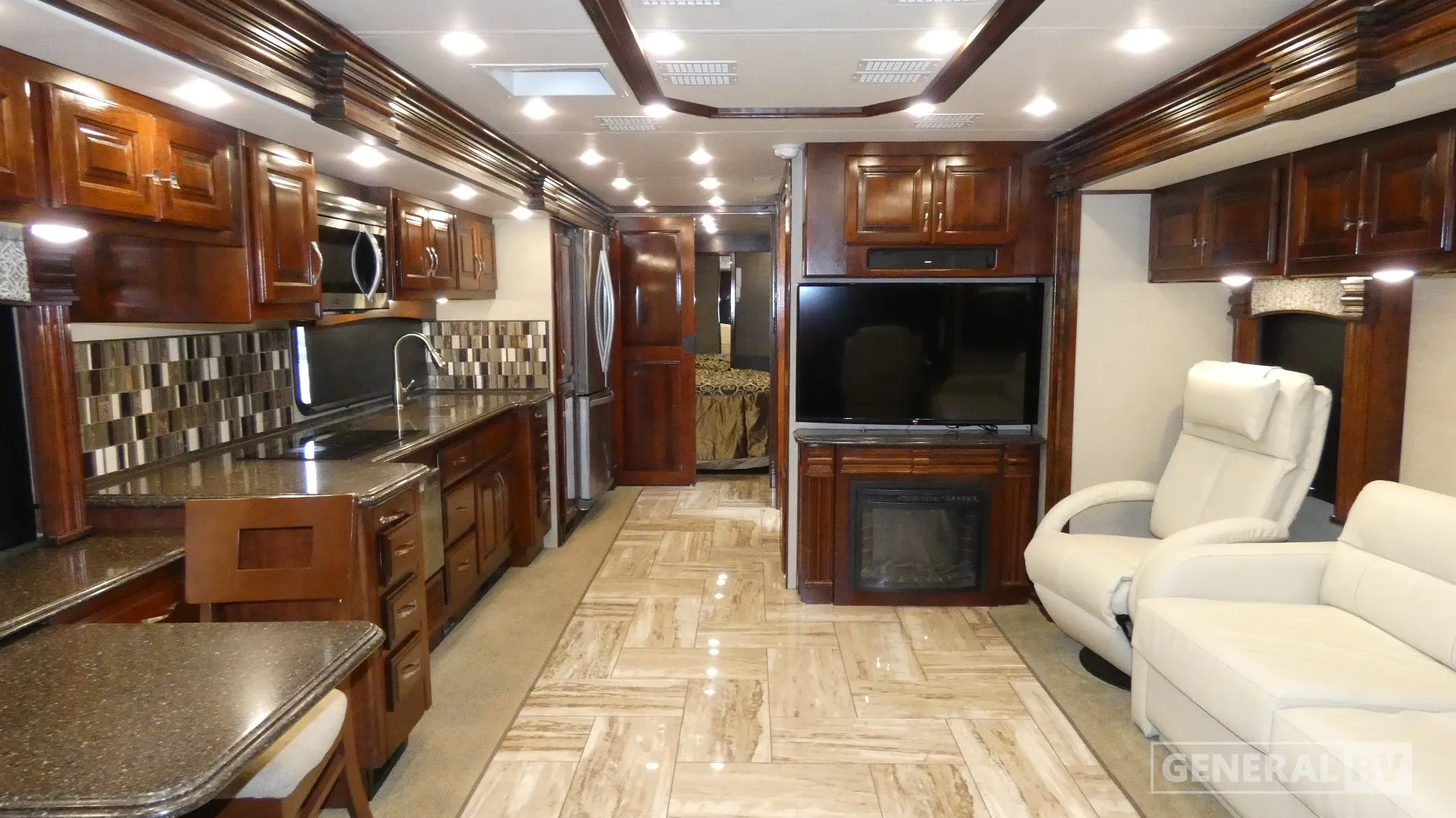2017 Fleetwood Discovery 39F - Photo 3