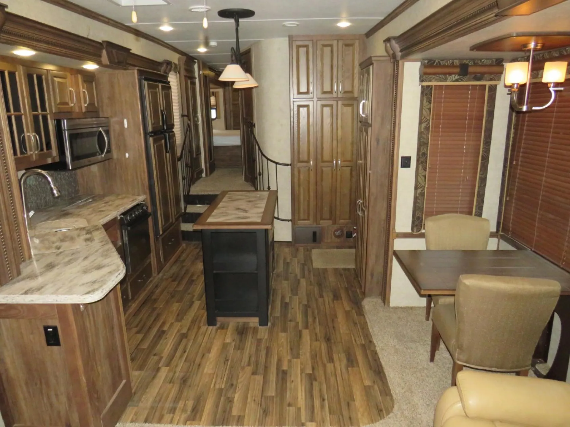 2015 Keystone Alpine 3535RE - Photo 4