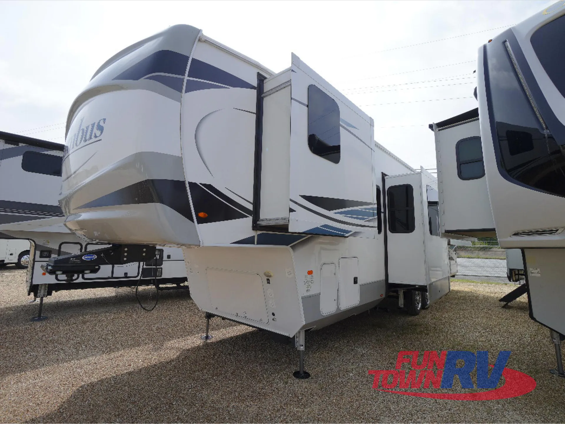 2022 Palomino Columbus 388FK - Photo 3