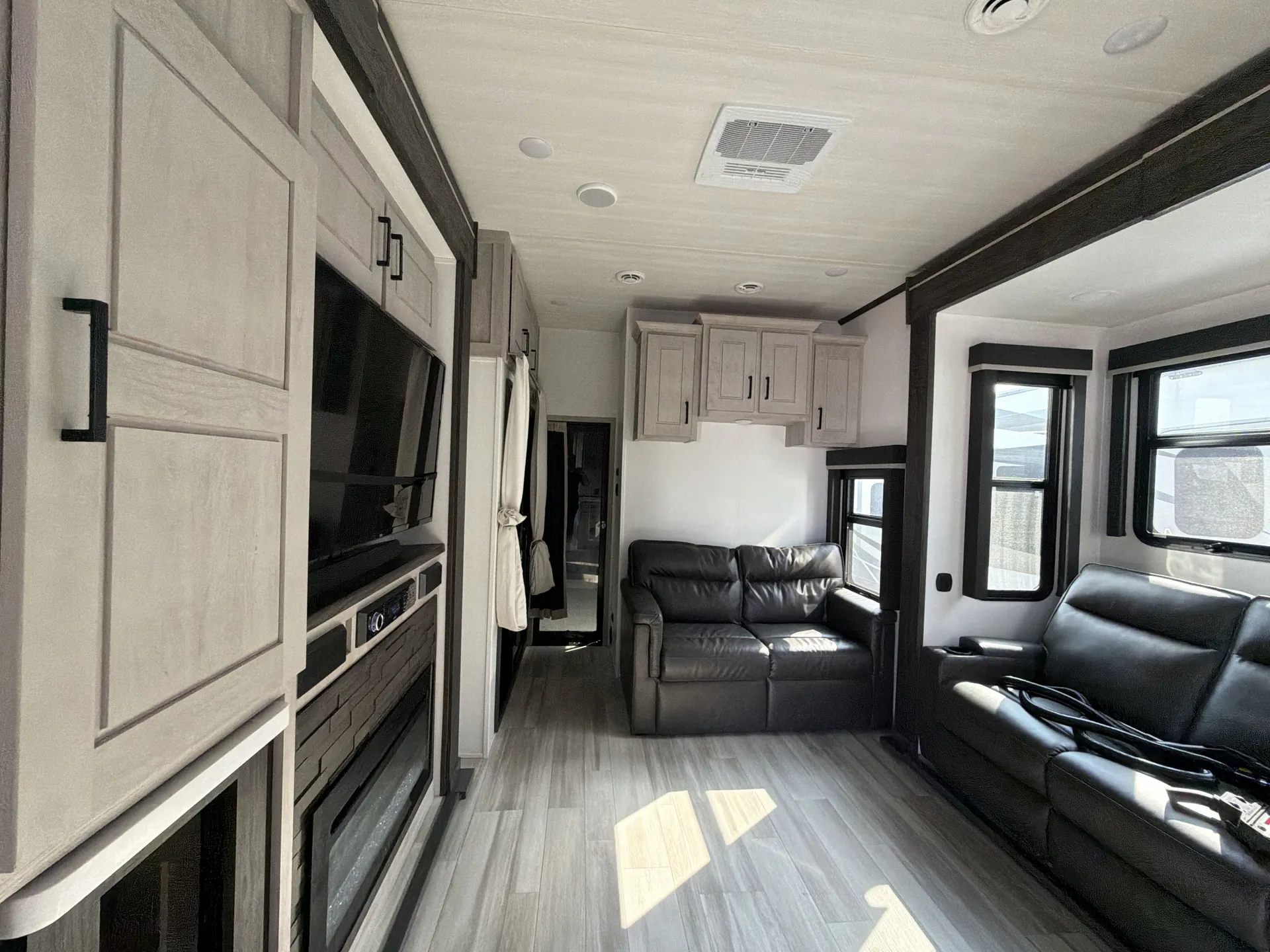 2024 Keystone Fuzion 425 — living area main