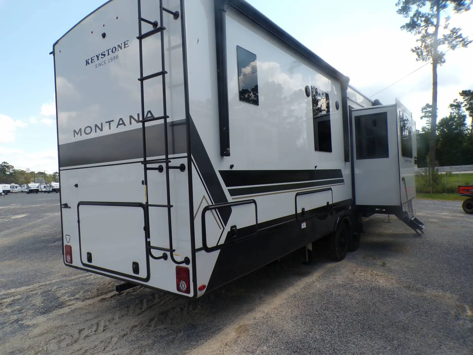 2026 Keystone Montana 3795FK - Photo 4