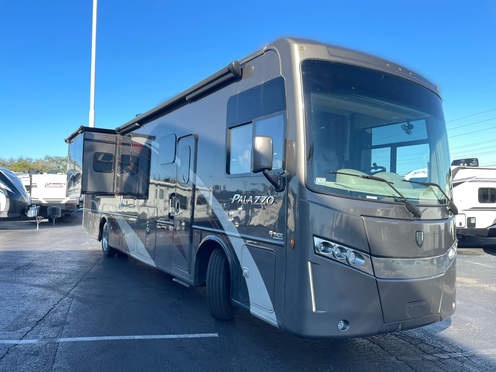 2018 Thor Motor Coach Palazzo 36.3 - Photo 2