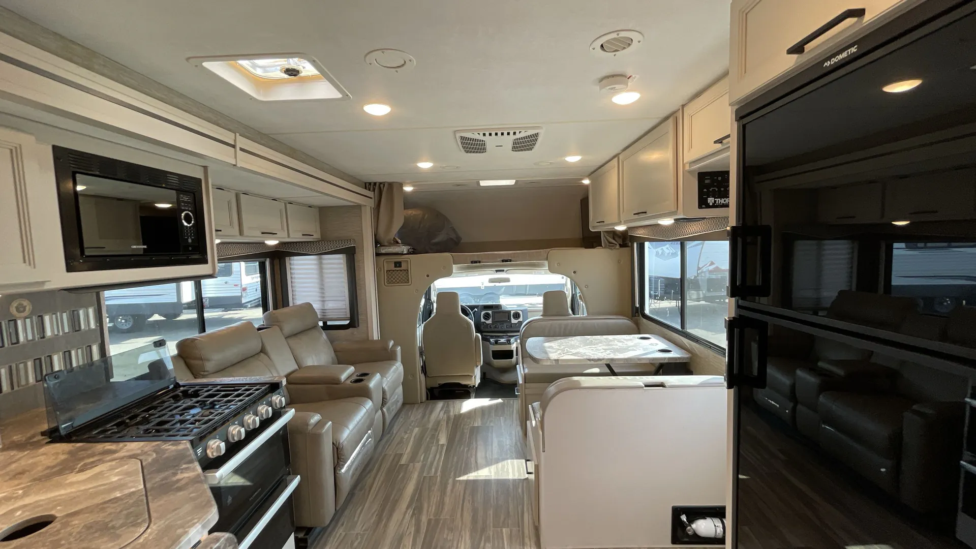 2022 Thor Motor Coach Four Winds 27R — living area main