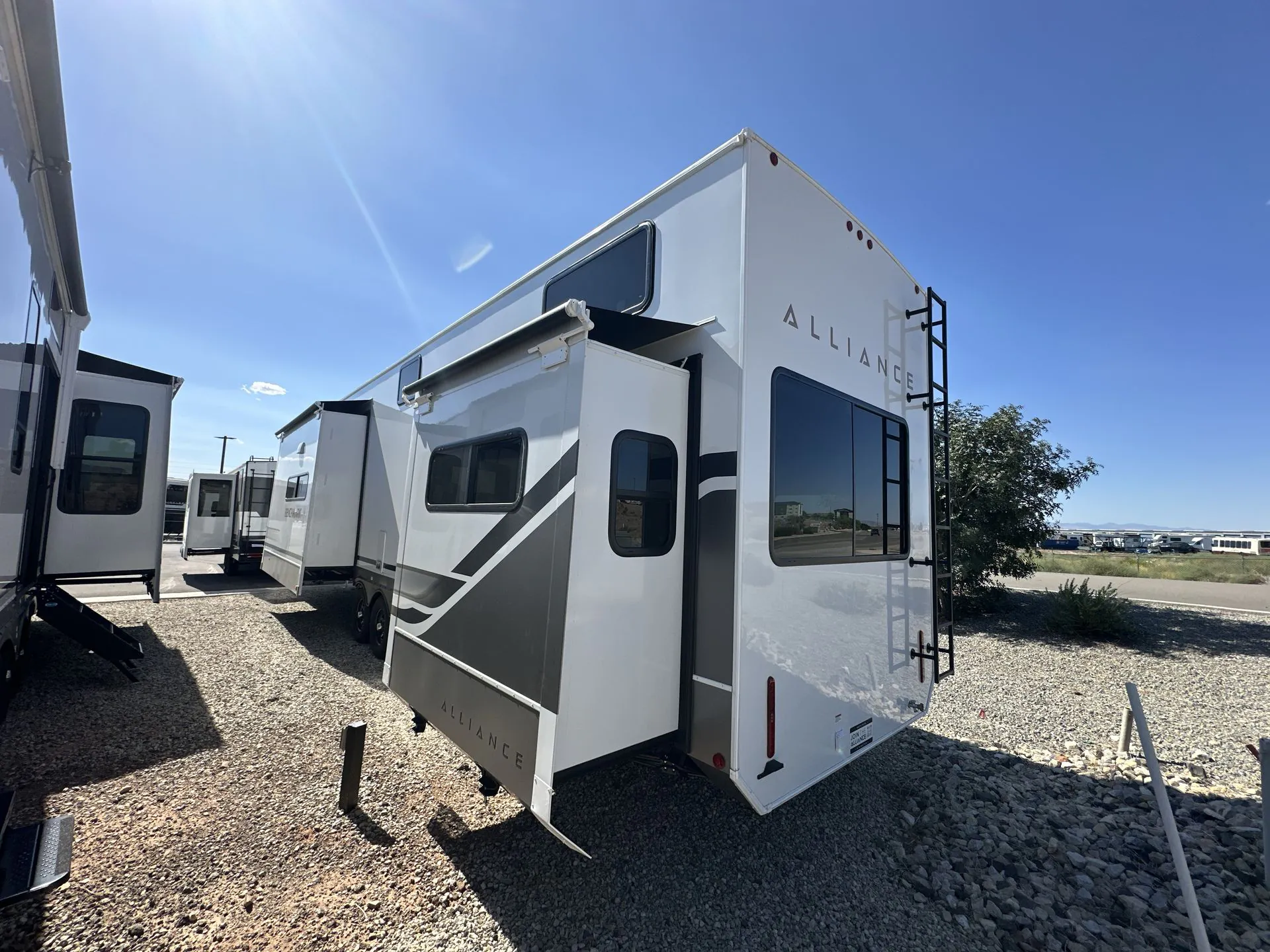 2026 Alliance RV Benchmark 42LFT - Photo 4