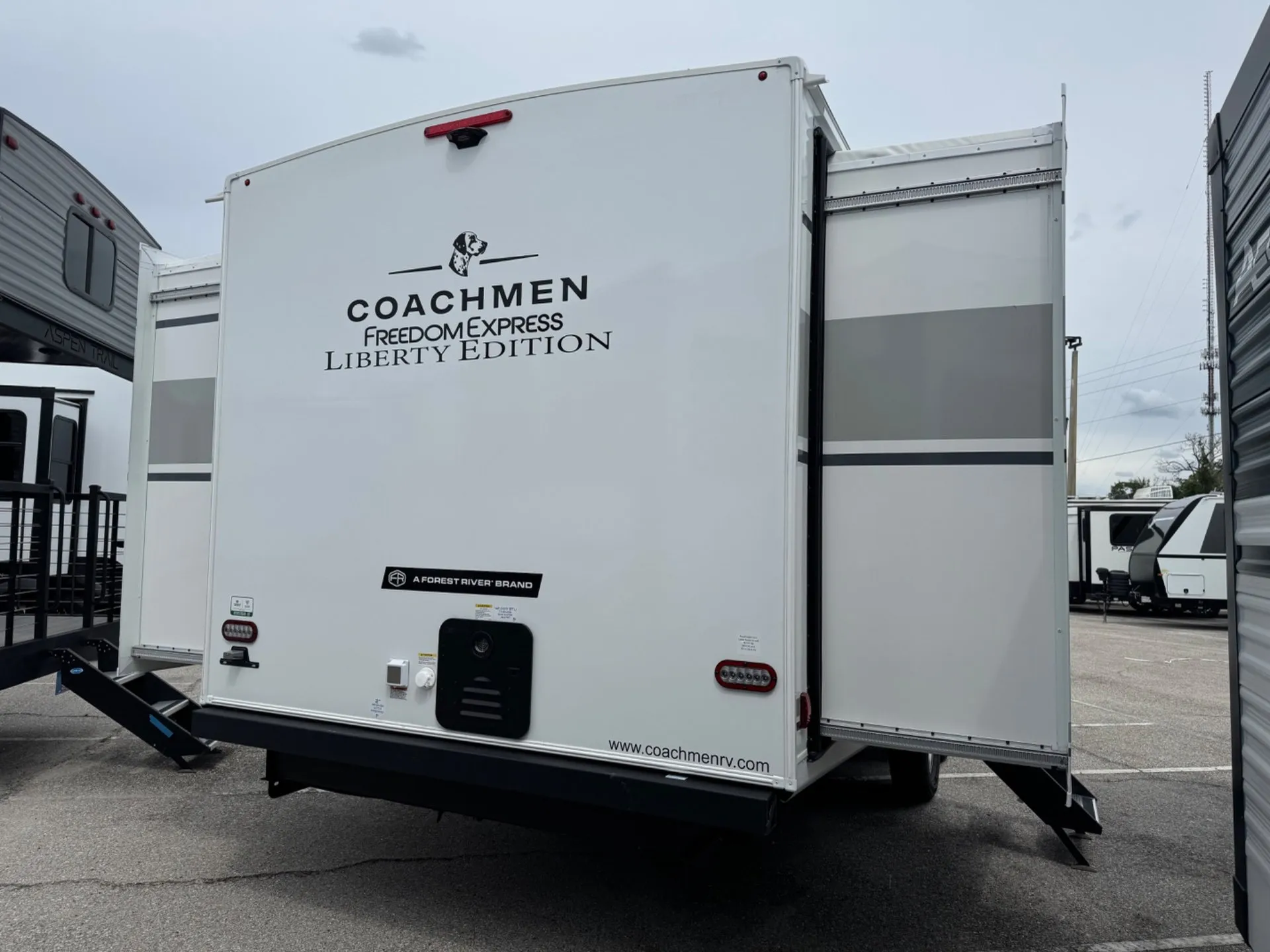 2026 Coachmen Freedom Express 330BHJJLE - Photo 4