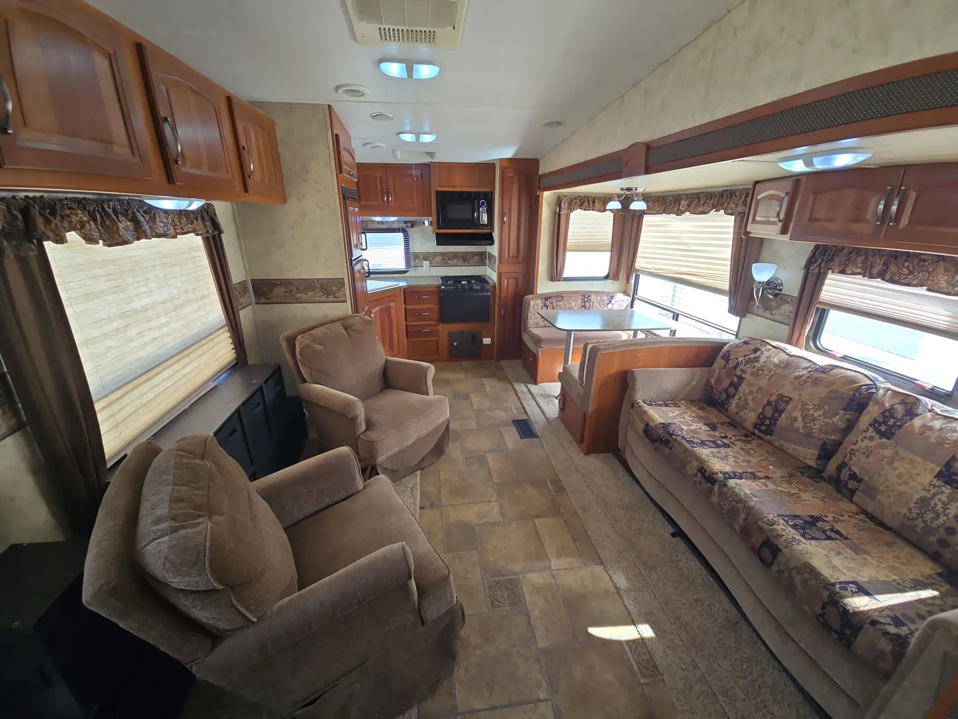 2011 Keystone Cougar XLite 27RKS — living area main