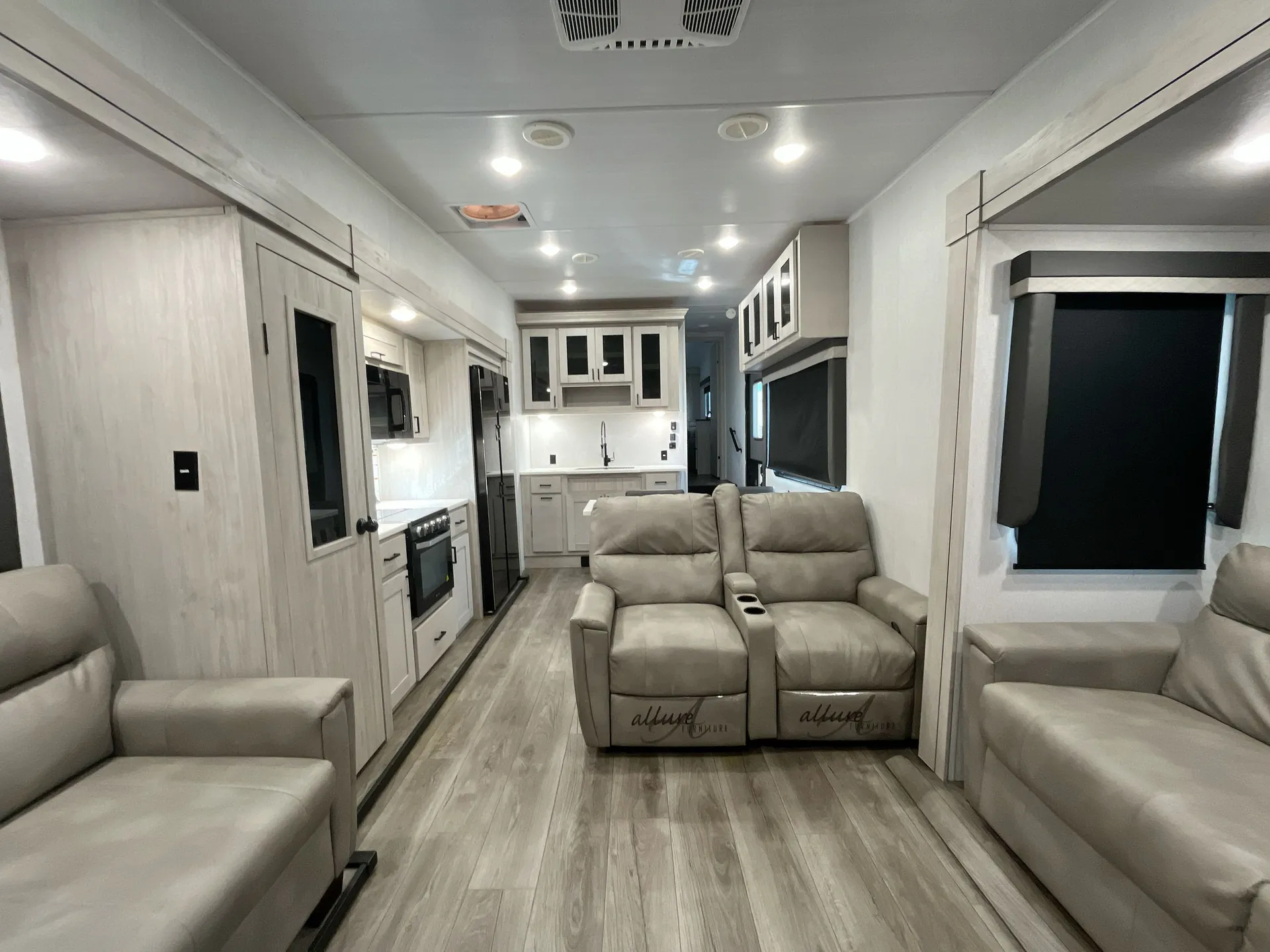 2024 East to West Tandara 340RD - Photo 4