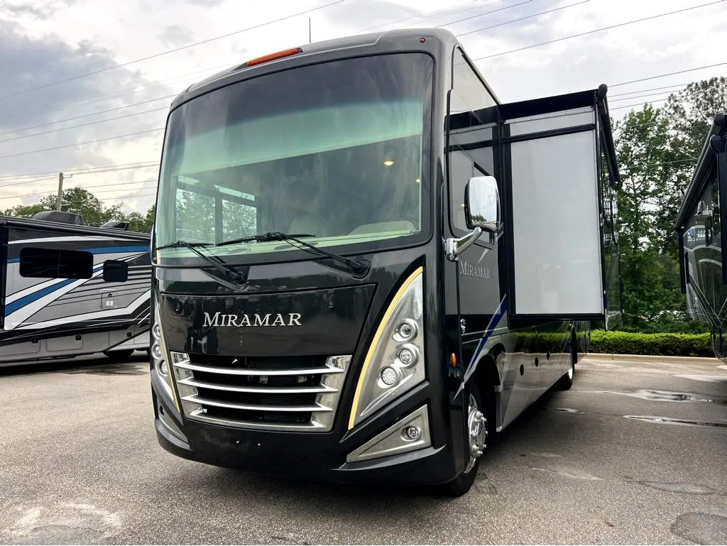 2022 Thor Motor Coach Miramar 35.2 - Photo 3