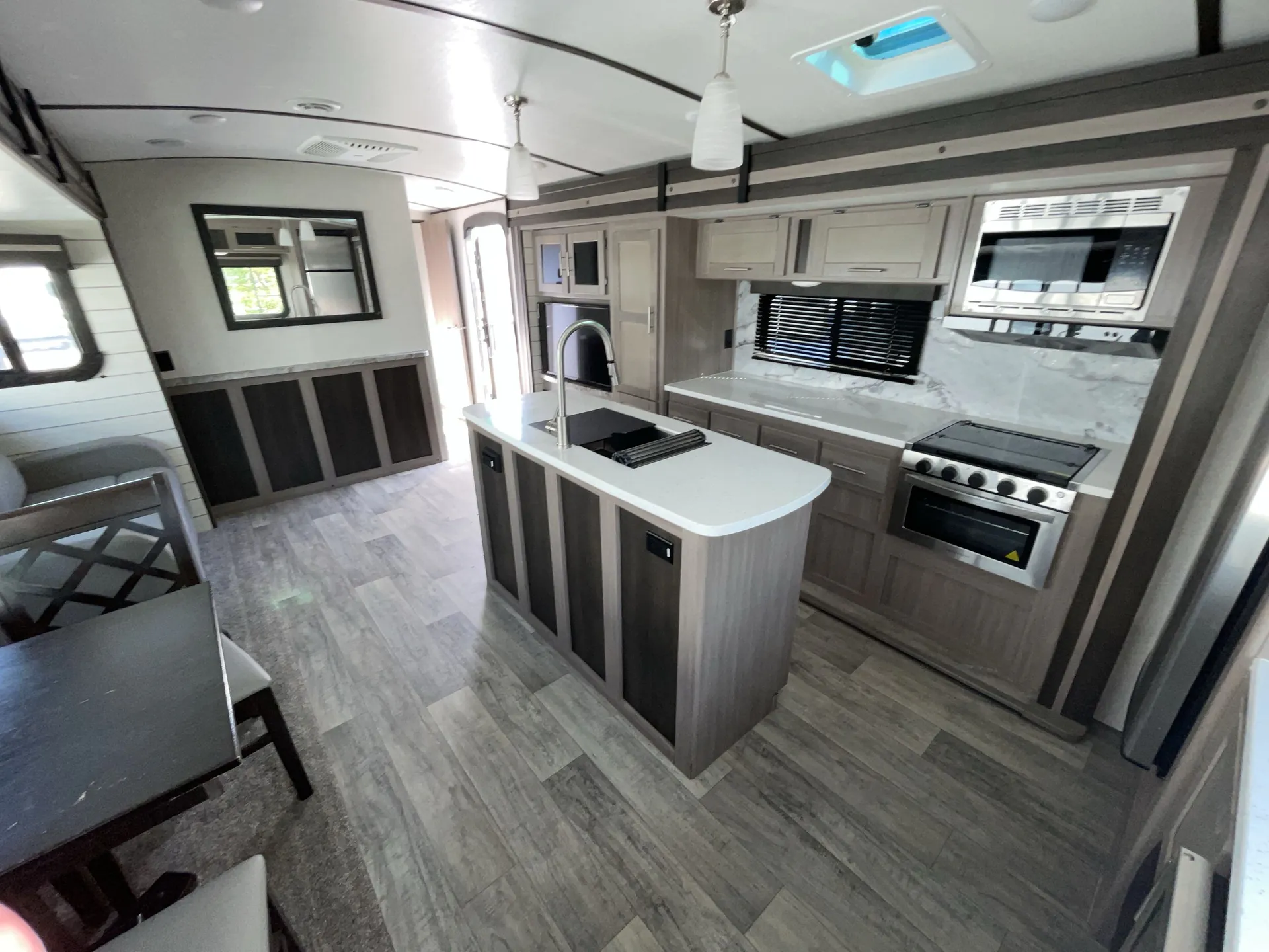 2021 CrossRoads Sunset Trail Super Lite SS285CK — living area main