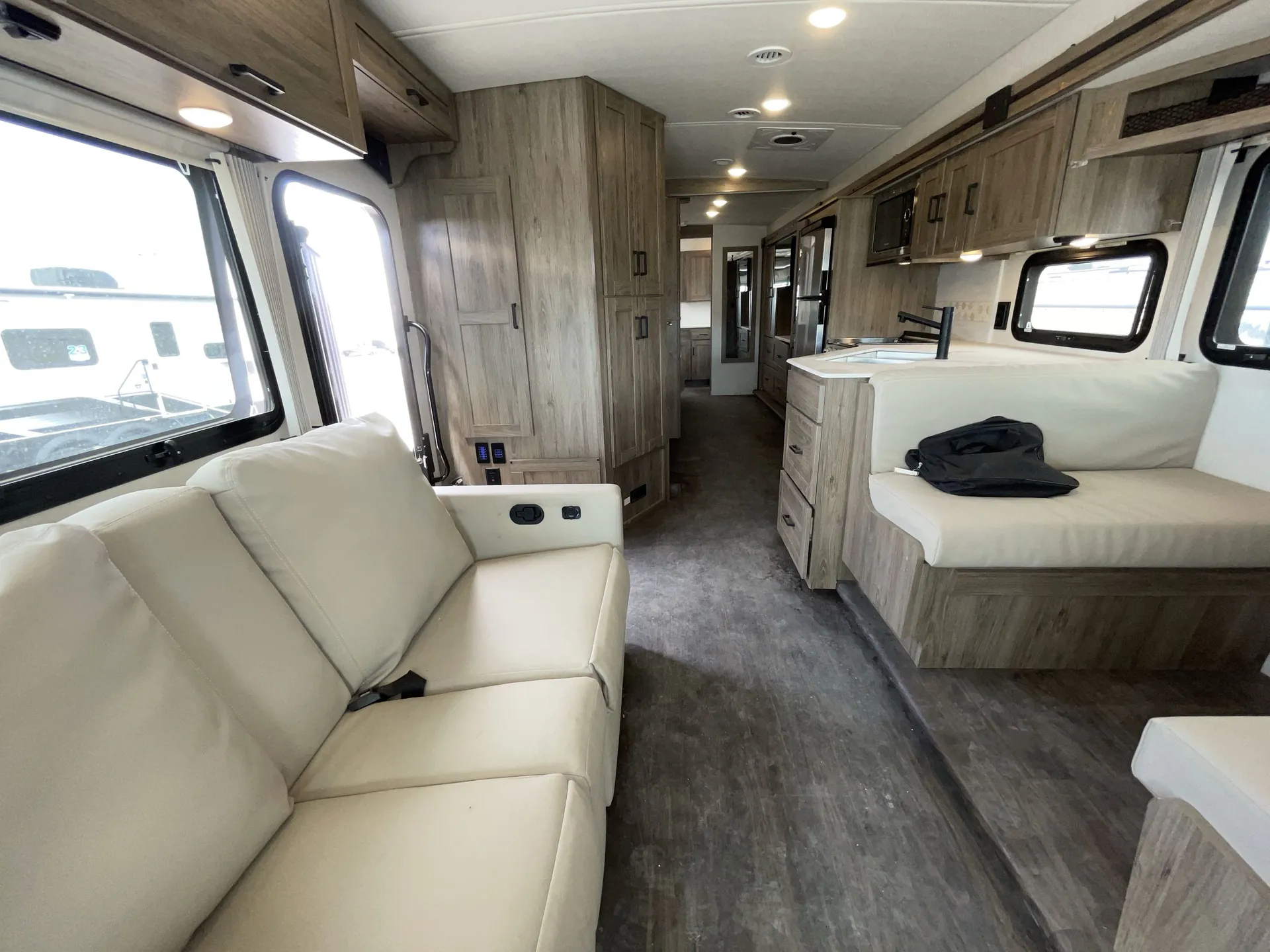 2024 Winnebago Vista 33K — living area main