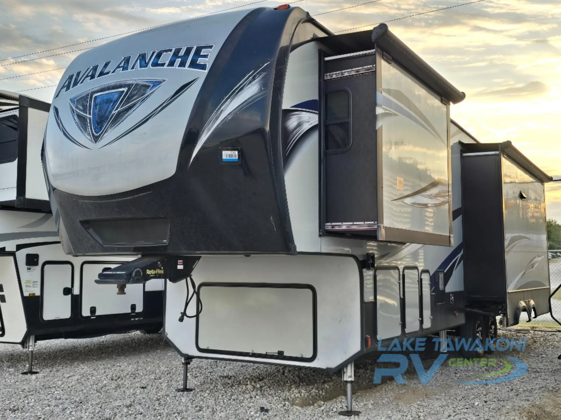2018 Keystone Avalanche 321RS - Photo 2