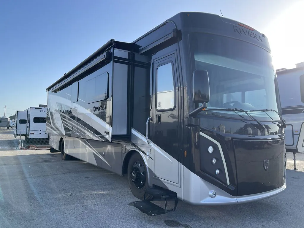 2025 Thor Motor Coach Riviera 38RB - Photo 2