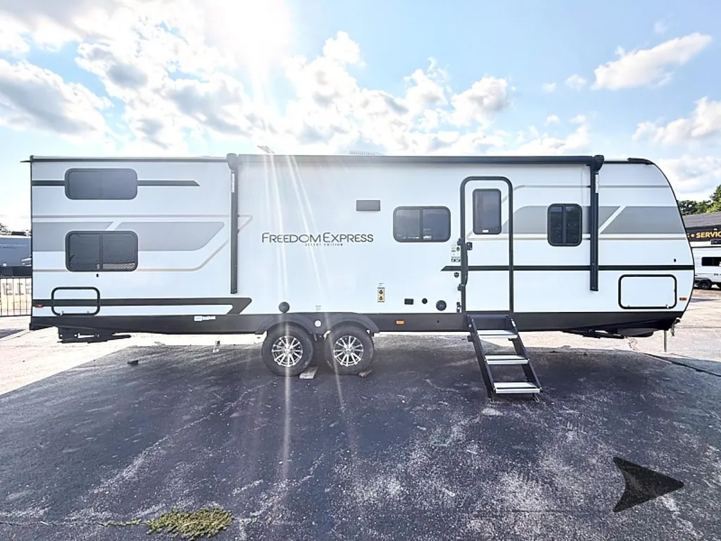 2027 Coachmen Freedom Express Select 29SE, Photos photo 2