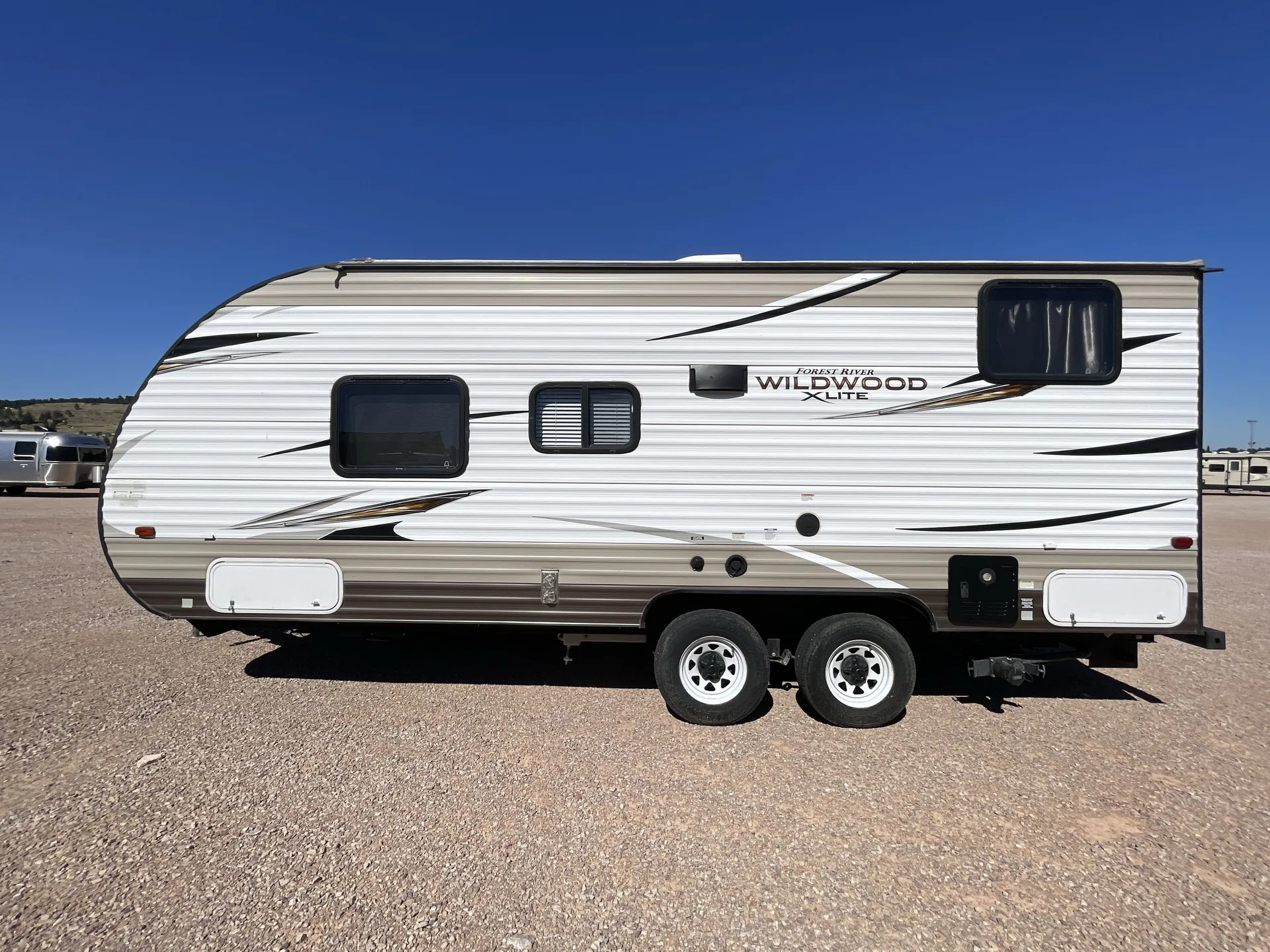 2018 Forest River Wildwood X-Lite 201BHXL — off campside