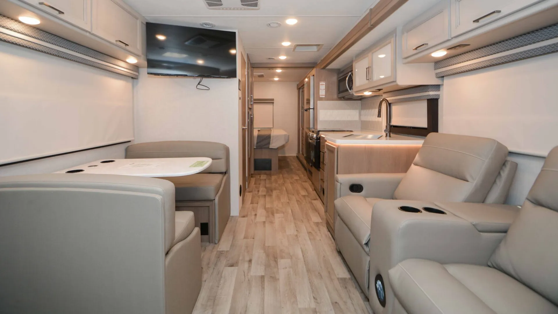 2026 Thor Motor Coach Hurricane 29L - Photo 3
