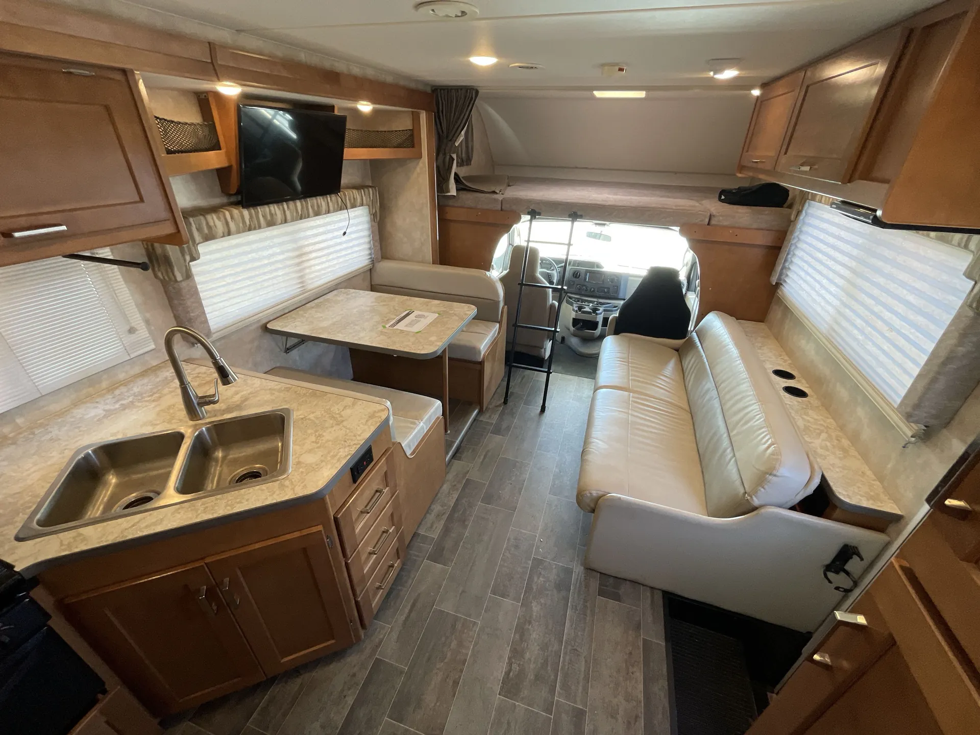 2019 Winnebago Spirit 31G — living area main