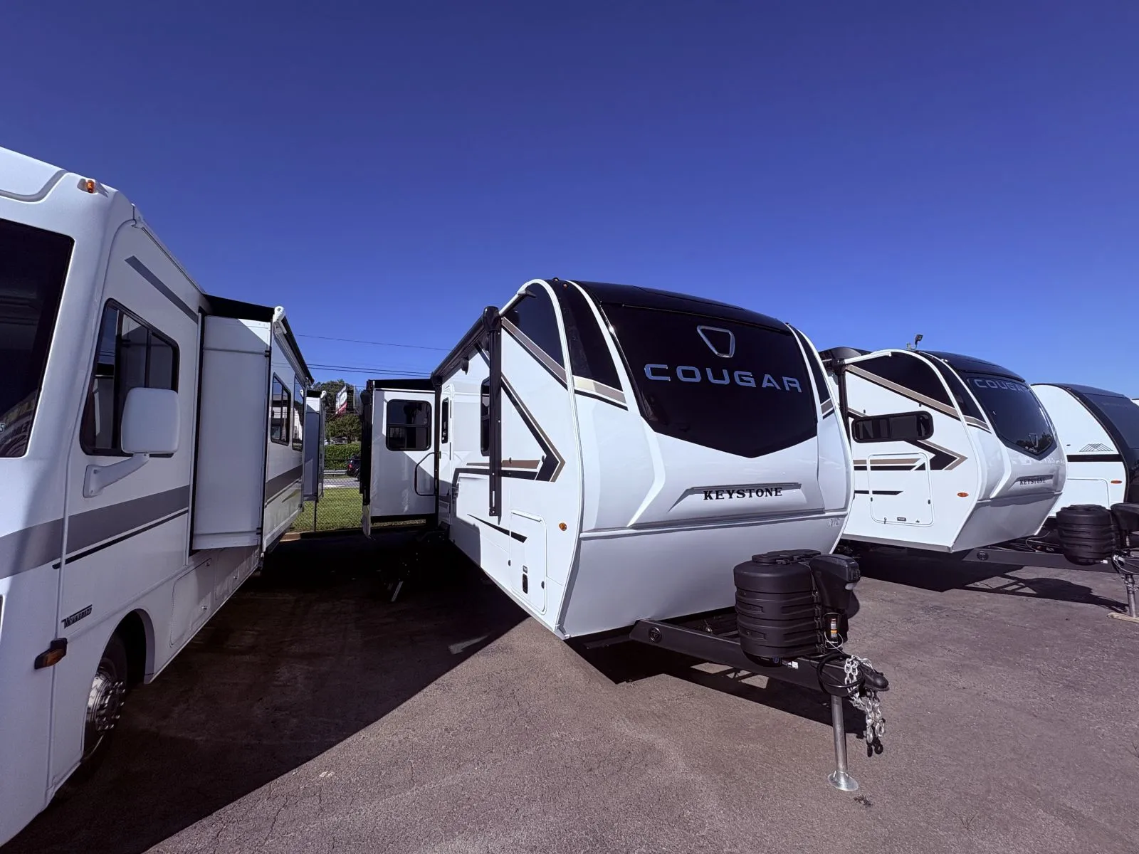 2027 Keystone COUGAR HALF-TON 29RLP - Photo 3
